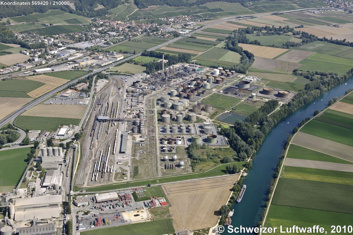 Raffinerie Cressier am Ziehlkanal; rechts des Kanals: Grissemoos